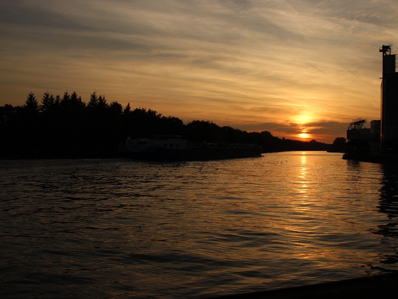 sonnenuntergang am Mittellandkanal in Bramsche.jpg